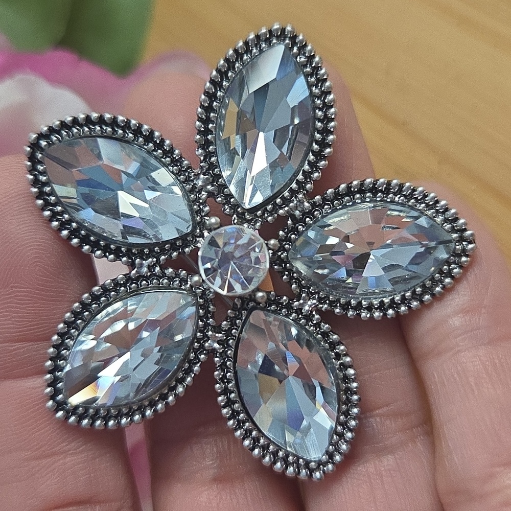 Elegant Floral Jewelry Set of 3 with Crystal Accents - Picture 3 of 5